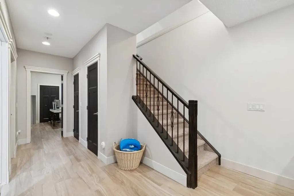 3039 27 Street SW Calgary AB T3E 2G6