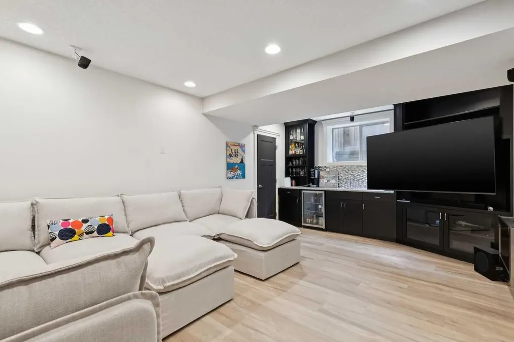 3039 27 Street SW Calgary AB T3E 2G6