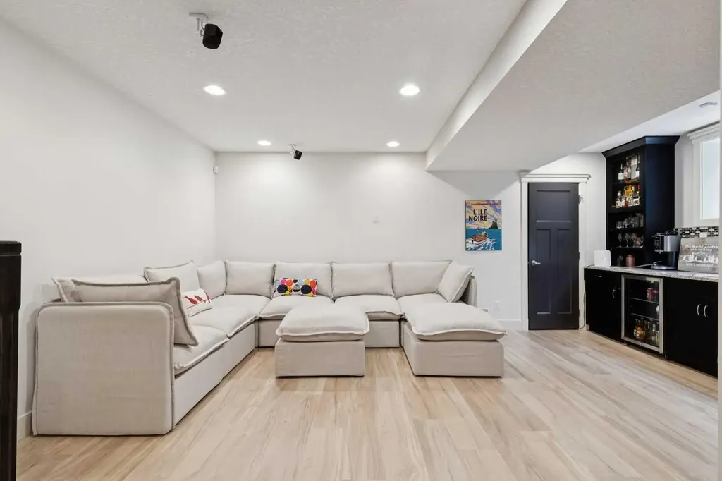 3039 27 Street SW Calgary AB T3E 2G6