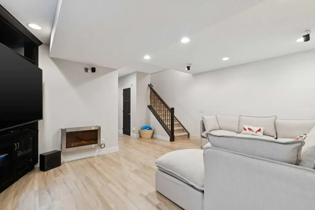 3039 27 Street SW Calgary AB T3E 2G6