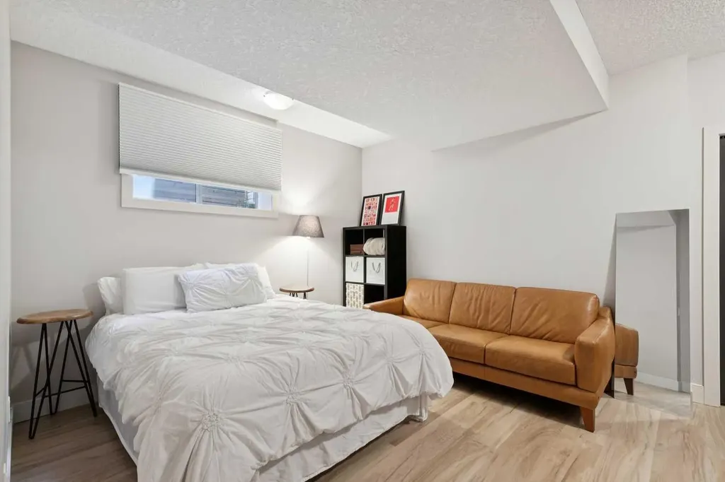 3039 27 Street SW Calgary AB T3E 2G6