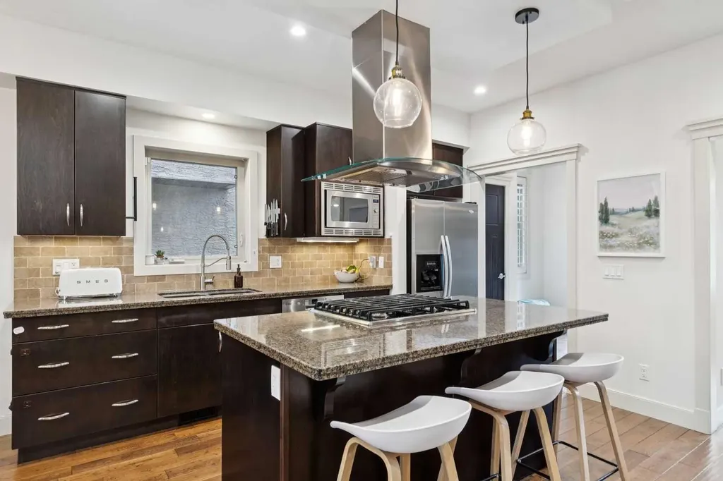 3039 27 Street SW Calgary AB T3E 2G6