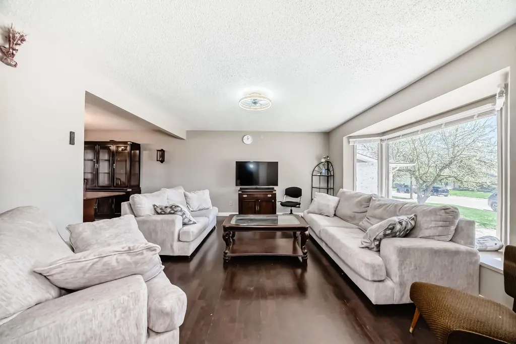 28 Rundlelawn Place NE Calgary AB T1Y3P5