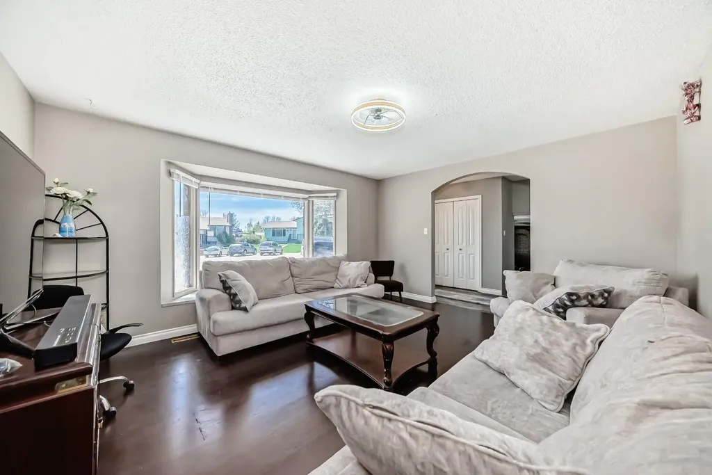 28 Rundlelawn Place NE Calgary AB T1Y3P5
