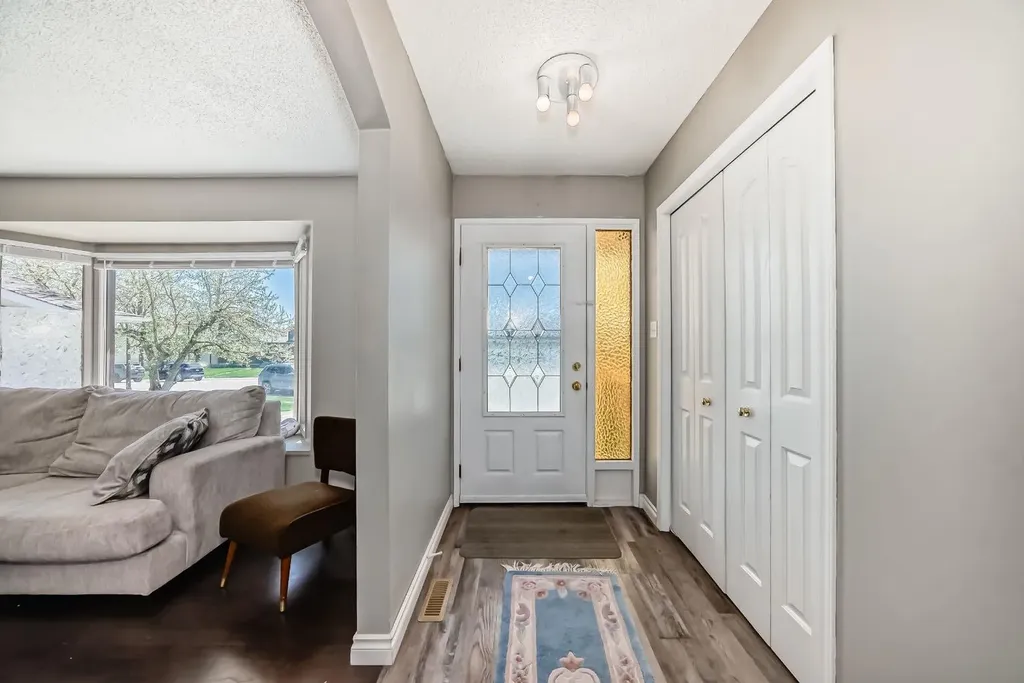 28 Rundlelawn Place NE Calgary AB T1Y3P5