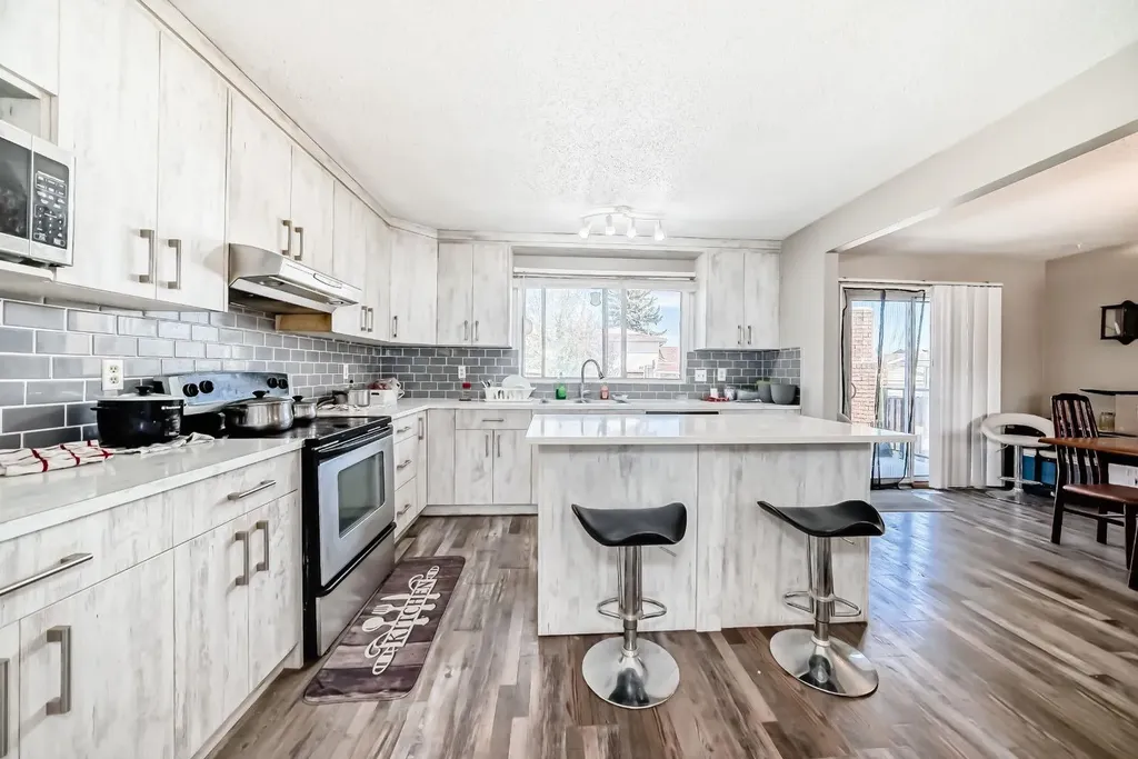 28 Rundlelawn Place NE Calgary AB T1Y3P5