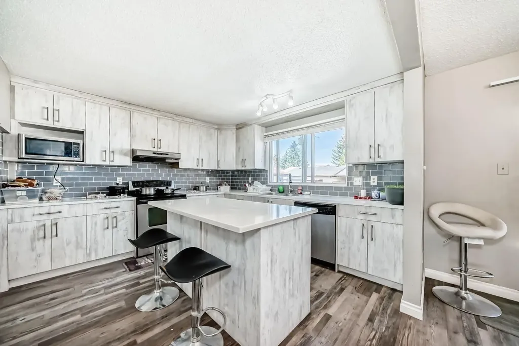 28 Rundlelawn Place NE Calgary AB T1Y3P5