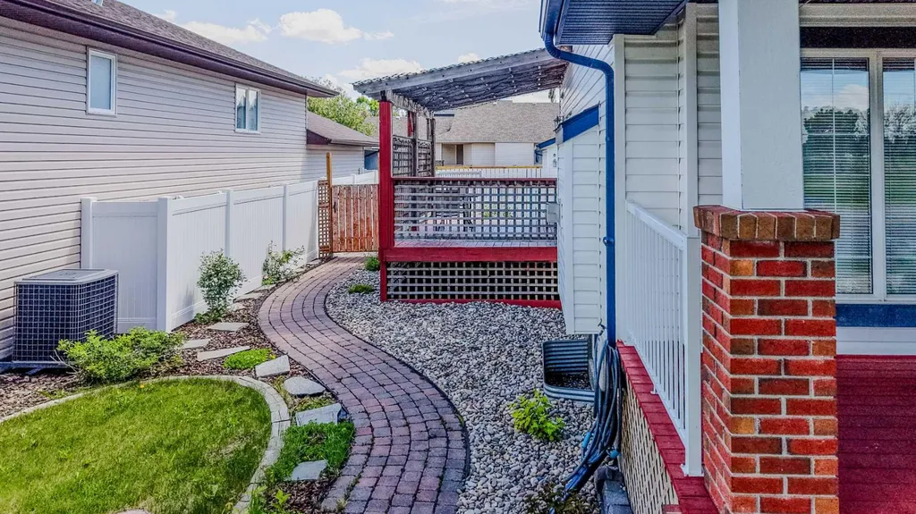 86 Riverstone Boulevard W Lethbridge AB T1K 7X5