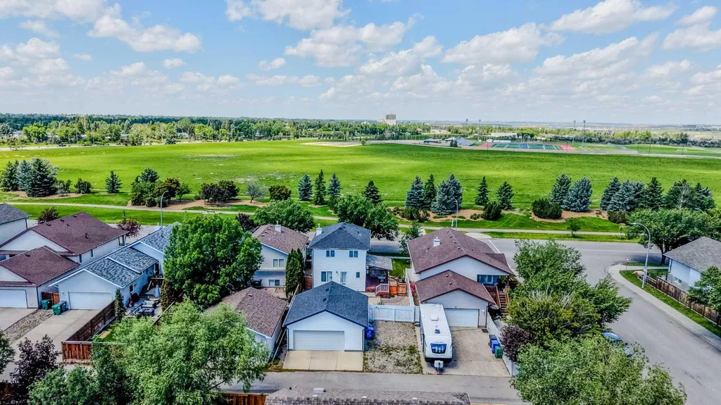 86 Riverstone Boulevard W Lethbridge AB T1K 7X5