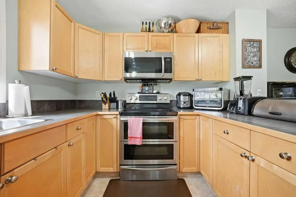 319 Everstone Drive SW Calgary AB T2Y 5A2