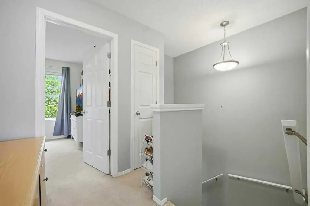 319 Everstone Drive SW Calgary AB T2Y 5A2