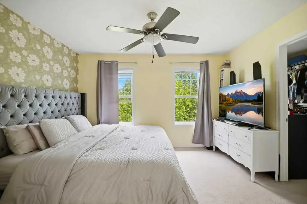 319 Everstone Drive SW Calgary AB T2Y 5A2