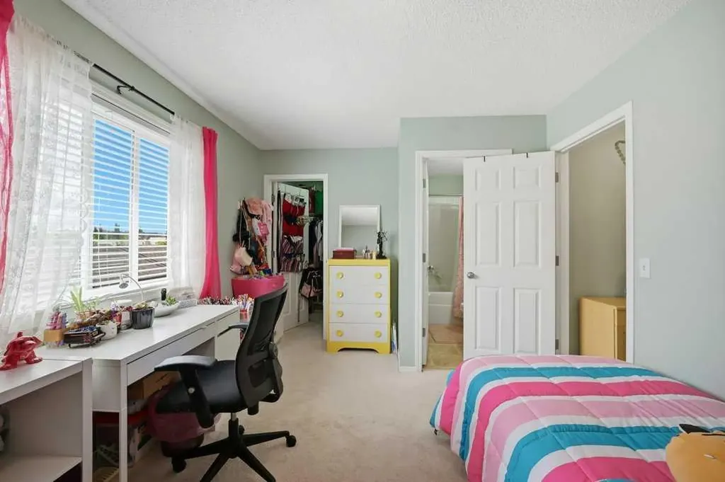 319 Everstone Drive SW Calgary AB T2Y 5A2