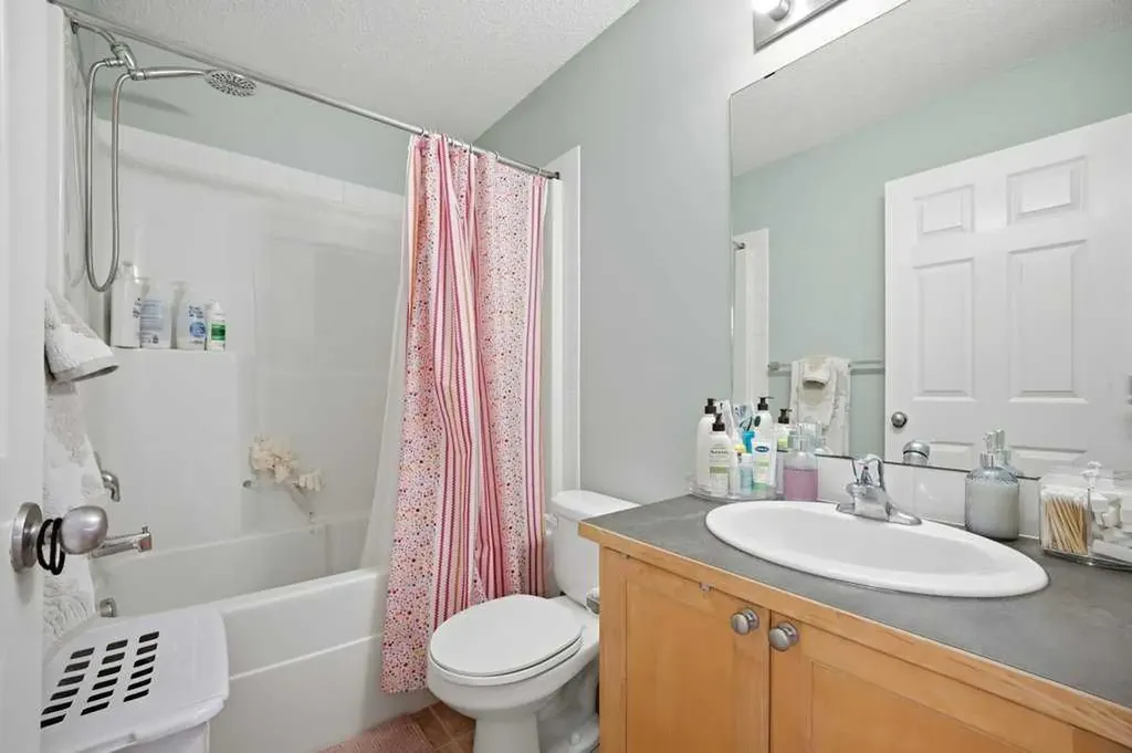 319 Everstone Drive SW Calgary AB T2Y 5A2