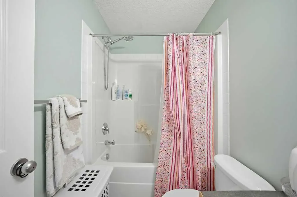 319 Everstone Drive SW Calgary AB T2Y 5A2