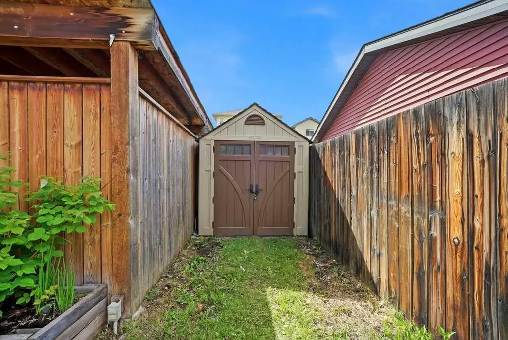 319 Everstone Drive SW Calgary AB T2Y 5A2