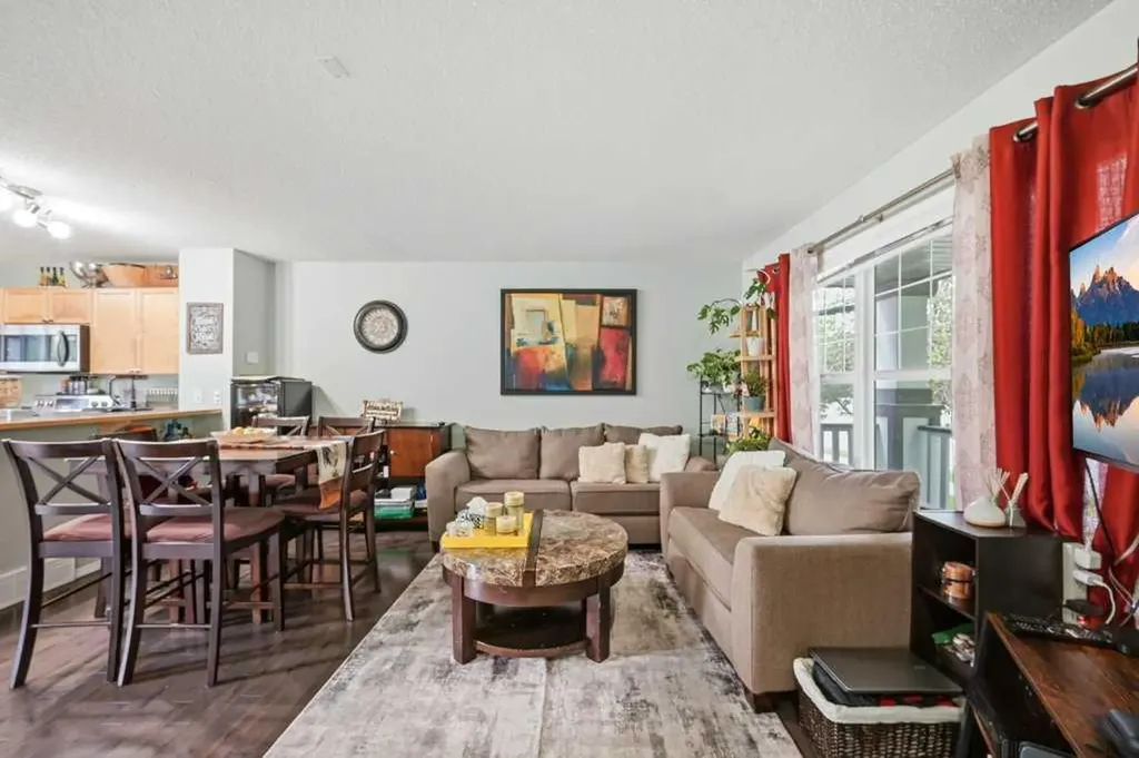 319 Everstone Drive SW Calgary AB T2Y 5A2