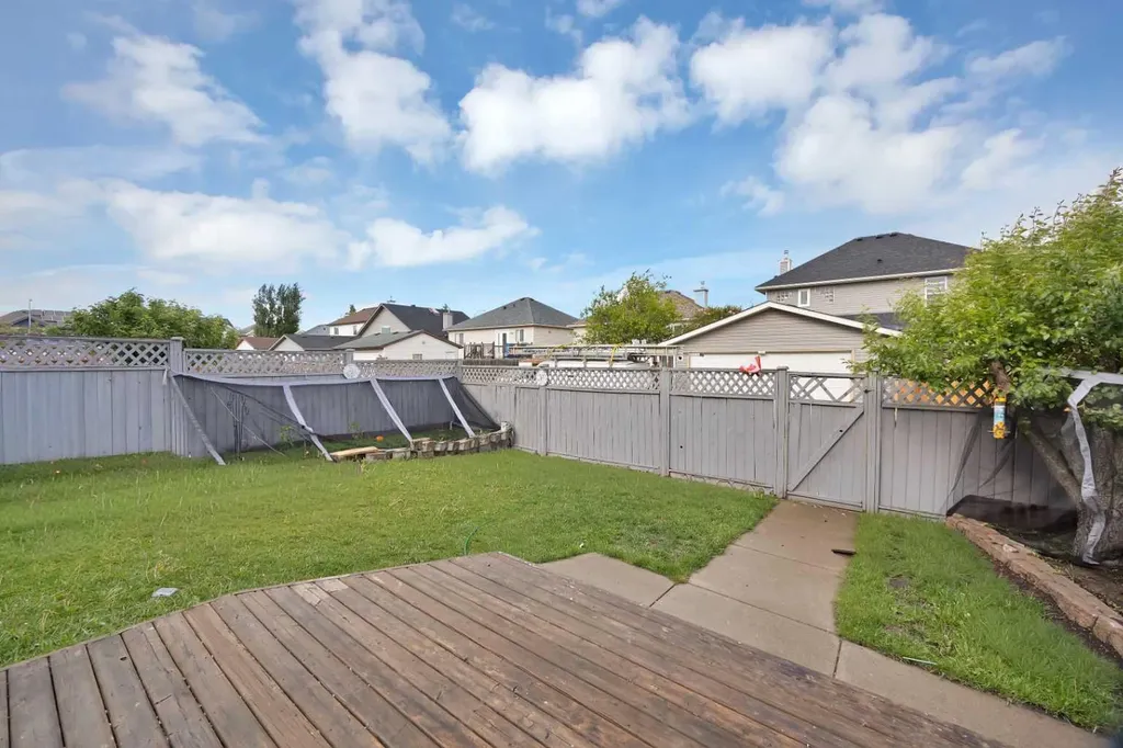 25 Martha's Meadow Place NE Calgary AB T3J 4H6
