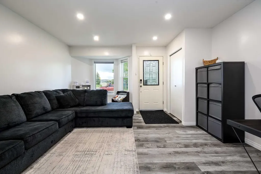5430 45 Street Lacombe AB T4L 1H1