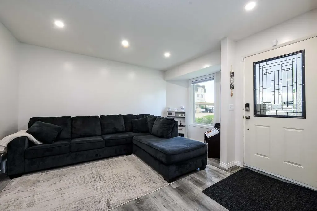 5430 45 Street Lacombe AB T4L 1H1