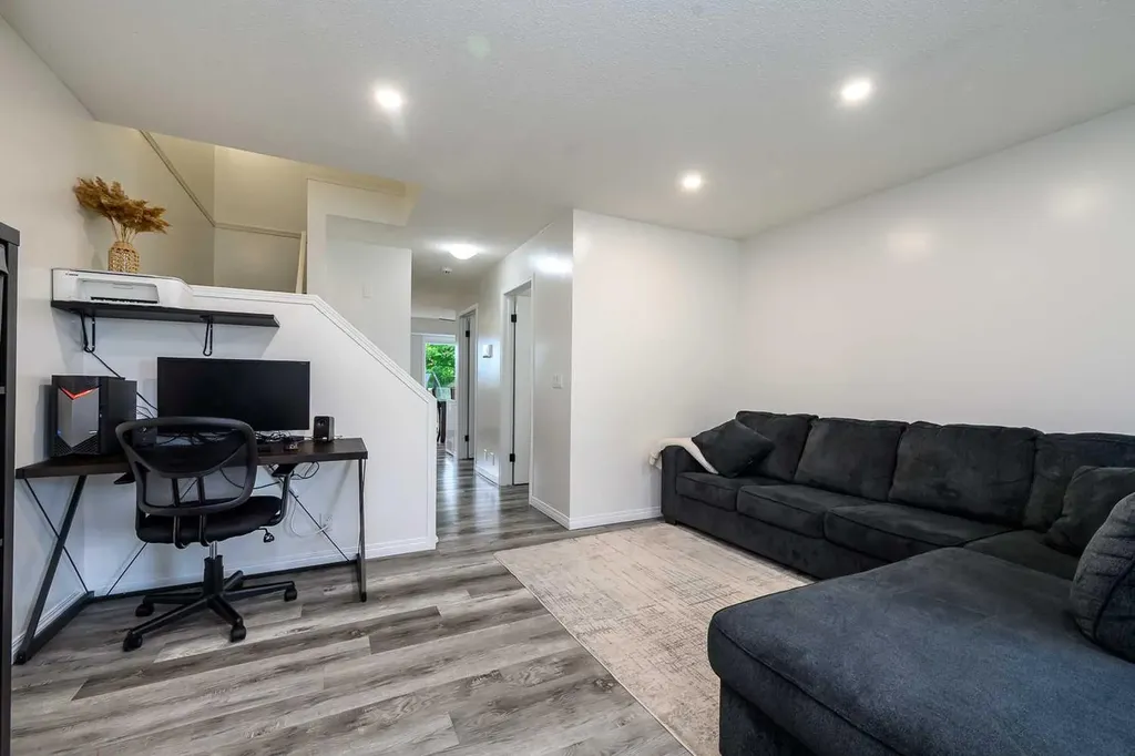 5430 45 Street Lacombe AB T4L 1H1