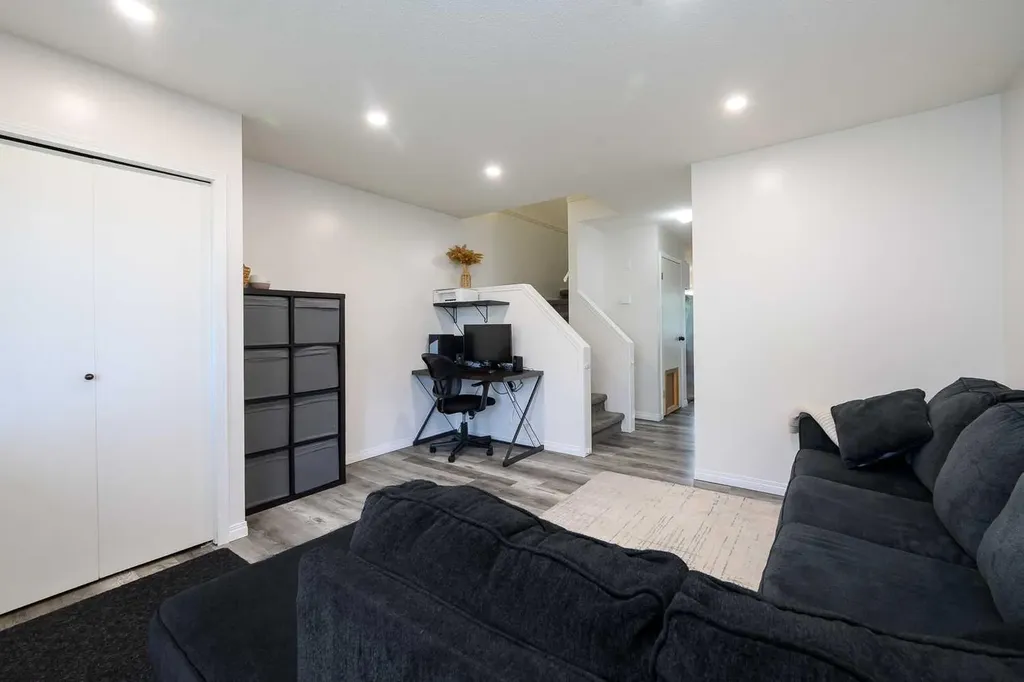 5430 45 Street Lacombe AB T4L 1H1