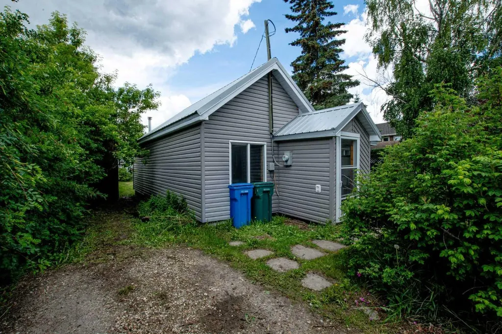 206 7th Street Beaverlodge AB T0H 0C0