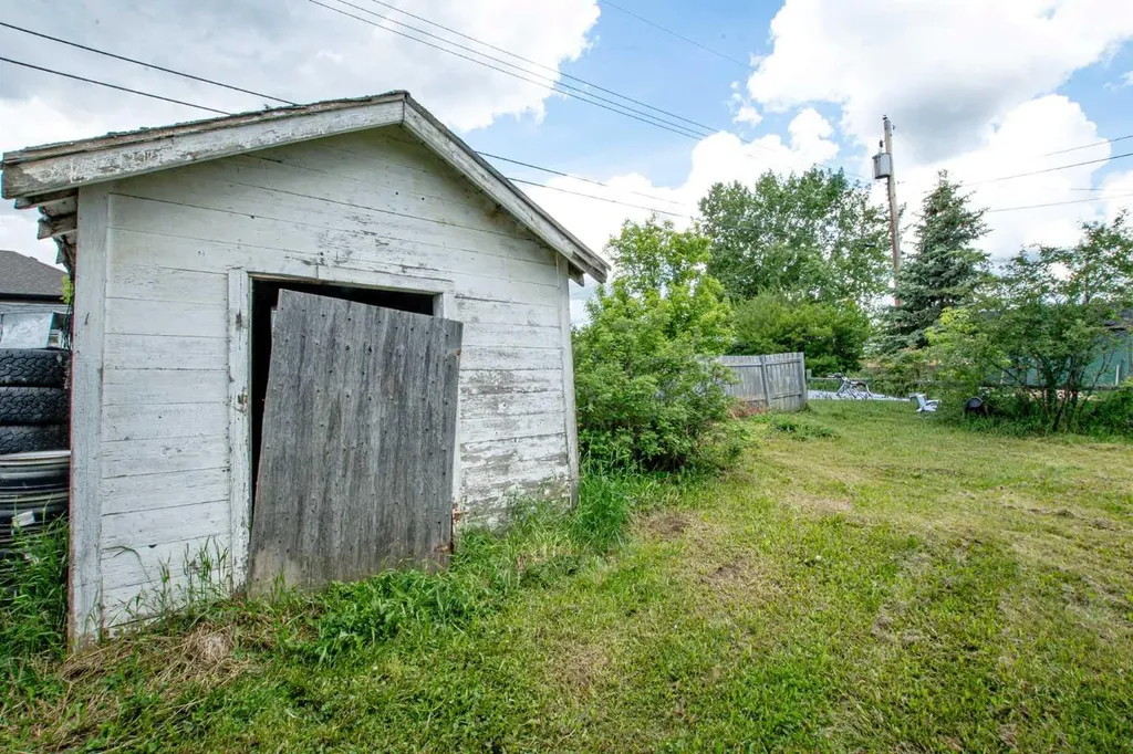 206 7th Street Beaverlodge AB T0H 0C0
