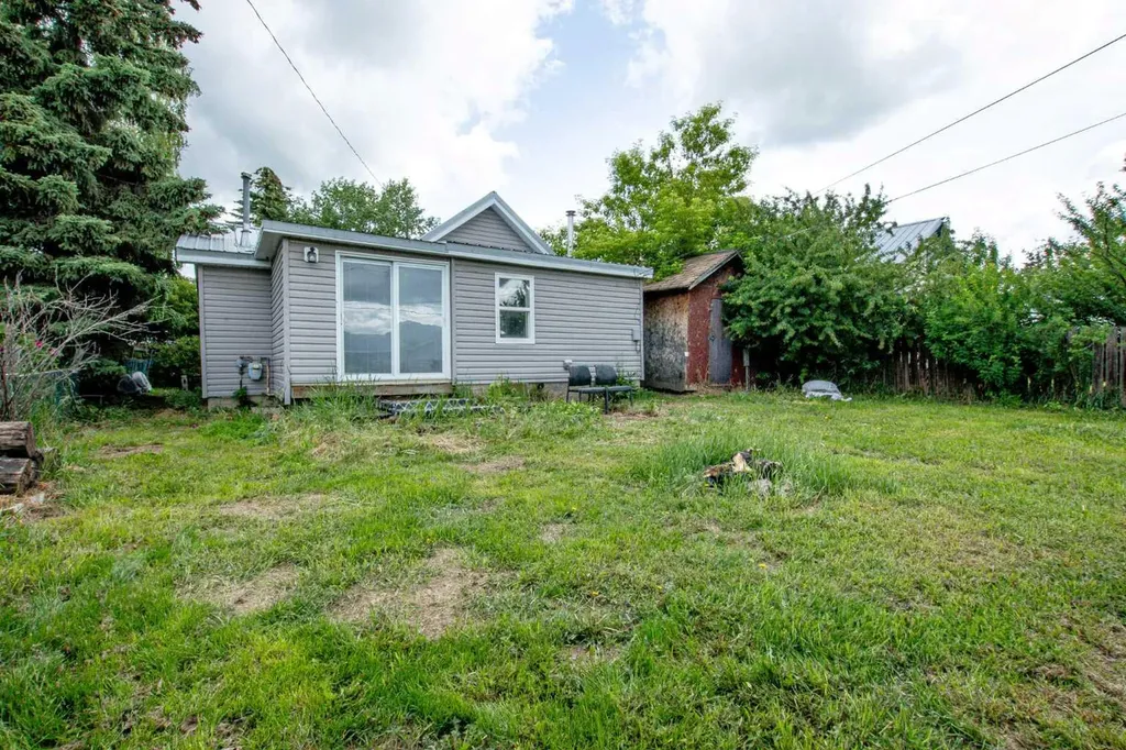 206 7th Street Beaverlodge AB T0H 0C0