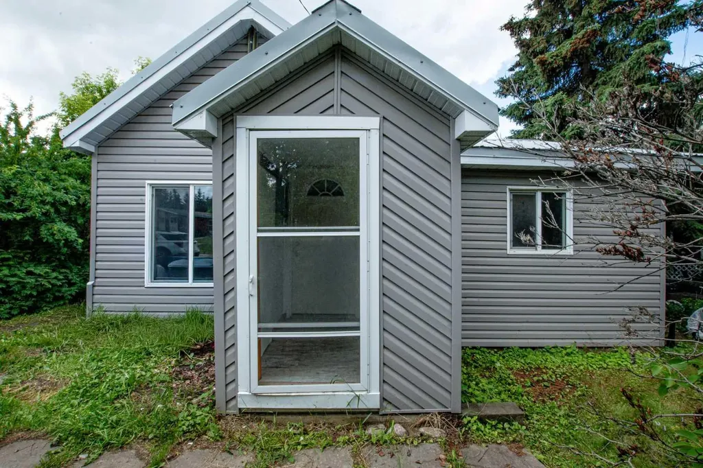 206 7th Street Beaverlodge AB T0H 0C0