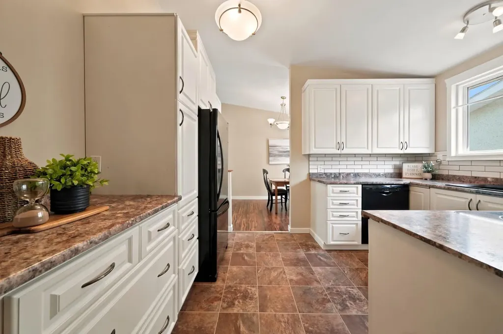 4233 33 Street Red Deer AB T4N 0N1