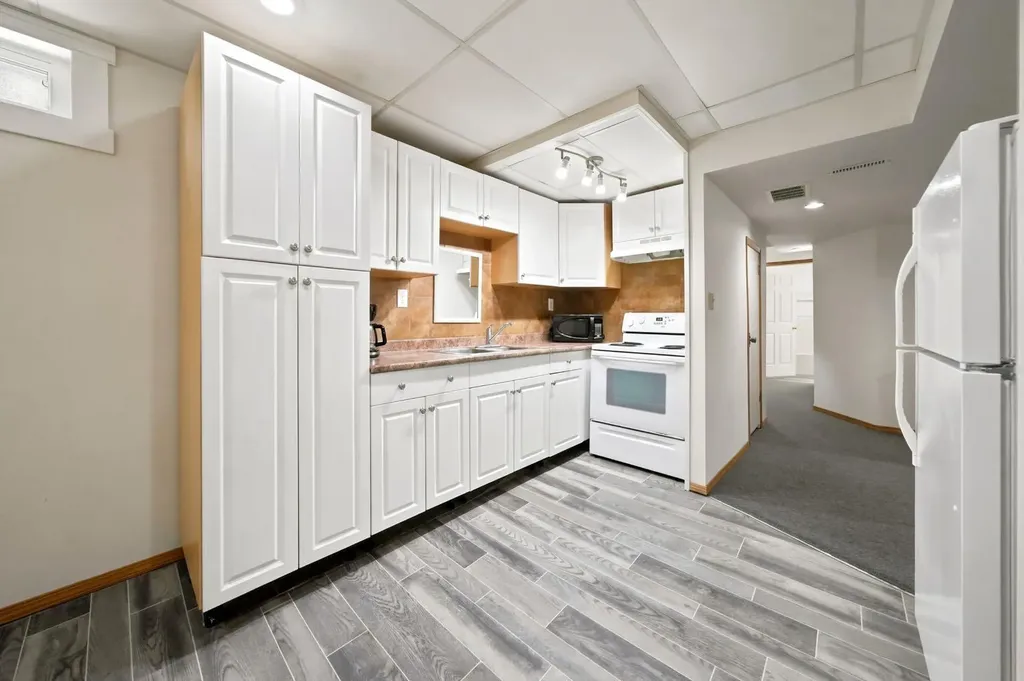 4233 33 Street Red Deer AB T4N 0N1