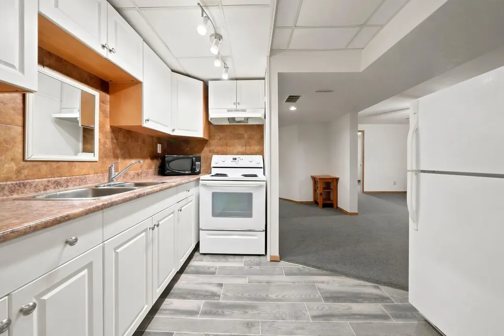 4233 33 Street Red Deer AB T4N 0N1