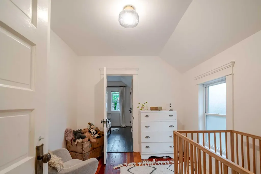 439 12 Street NW Calgary AB T2N 1Y9