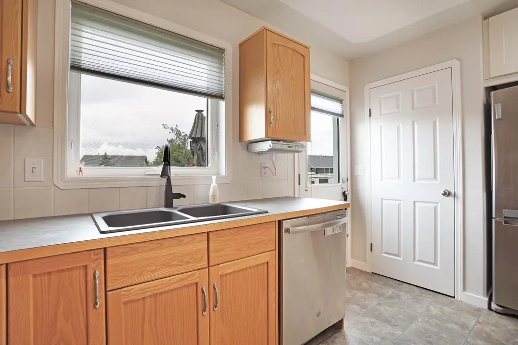 23 Upland Place Brooks AB T1R 1M9