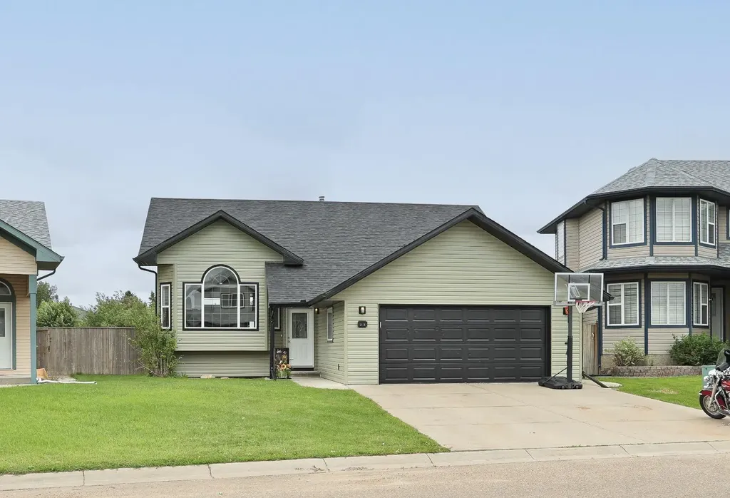 23 Upland Place Brooks AB T1R 1M9