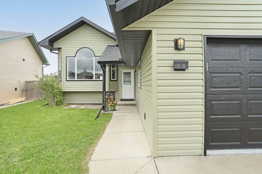 23 Upland Place Brooks AB T1R 1M9
