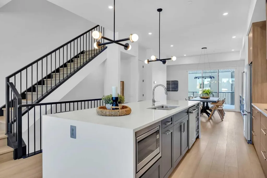 133 Greenwich Common NW Calgary AB T3B 6P1