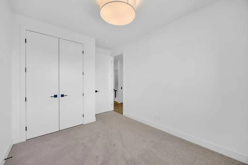 133 Greenwich Common NW Calgary AB T3B 6P1