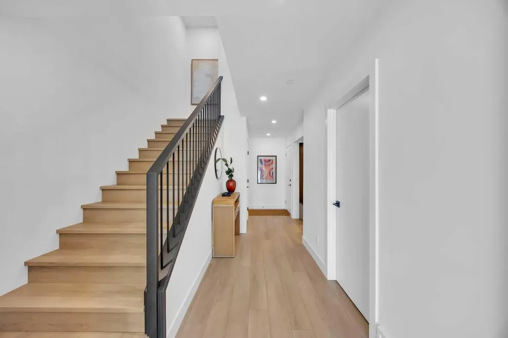 133 Greenwich Common NW Calgary AB T3B 6P1