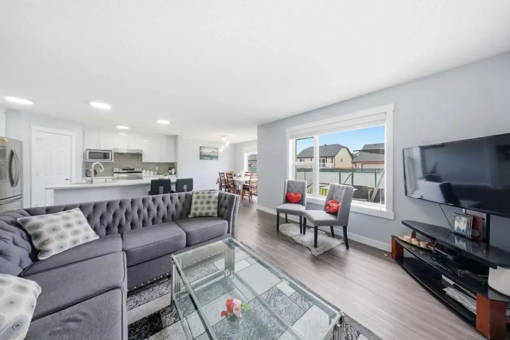 19 Martha's Meadow Close Calgary AB T3J 4N7