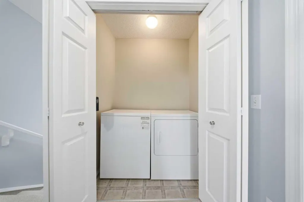 19 Martha's Meadow Close Calgary AB T3J 4N7