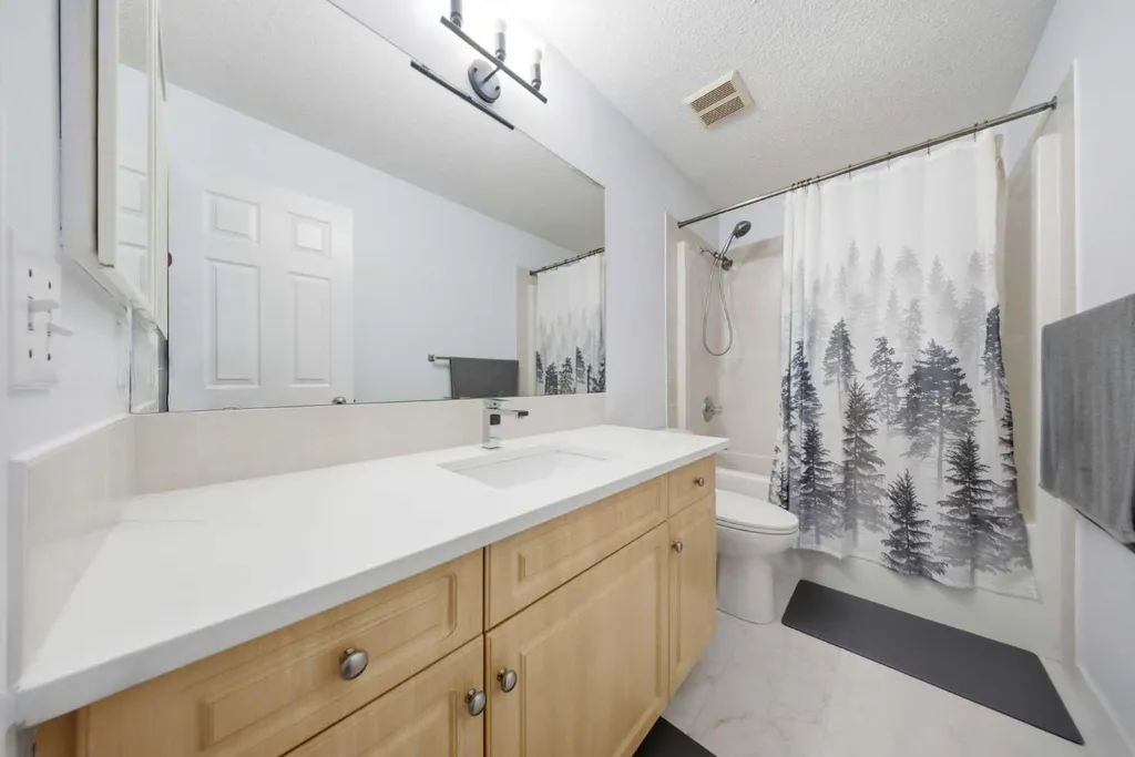 19 Martha's Meadow Close Calgary AB T3J 4N7