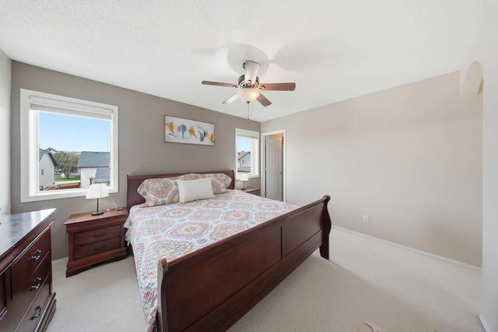19 Martha's Meadow Close Calgary AB T3J 4N7