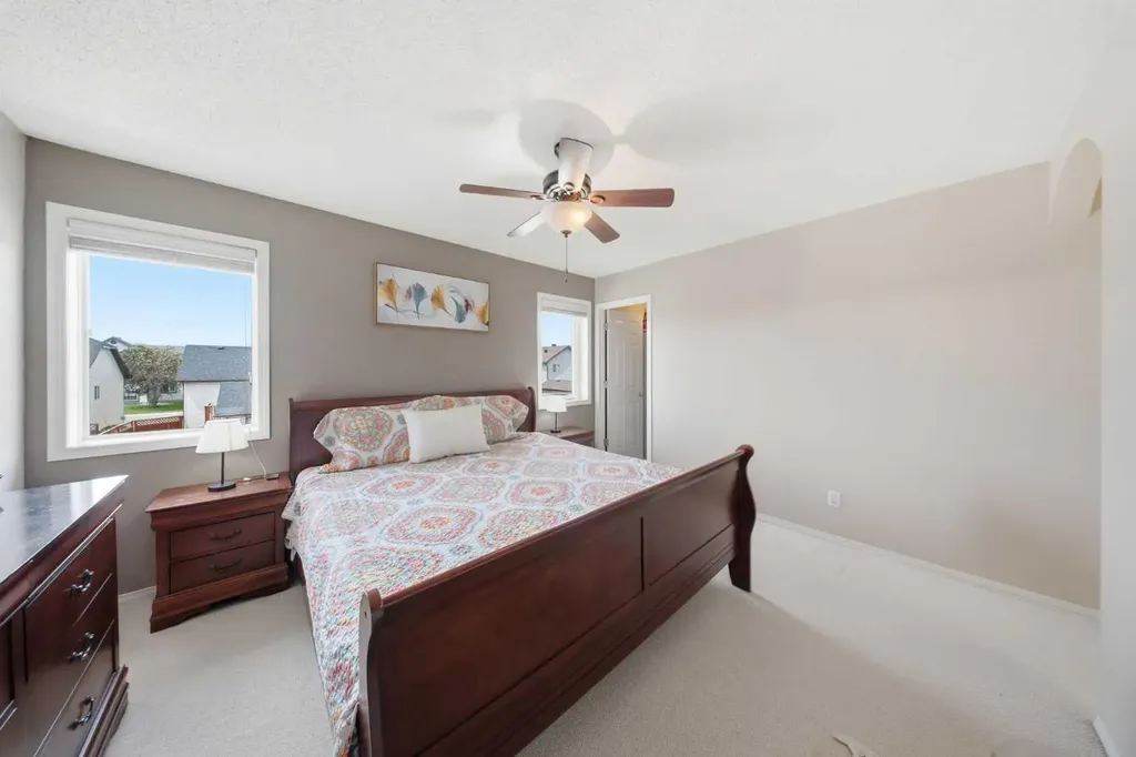 19 Martha's Meadow Close Calgary AB T3J 4N7