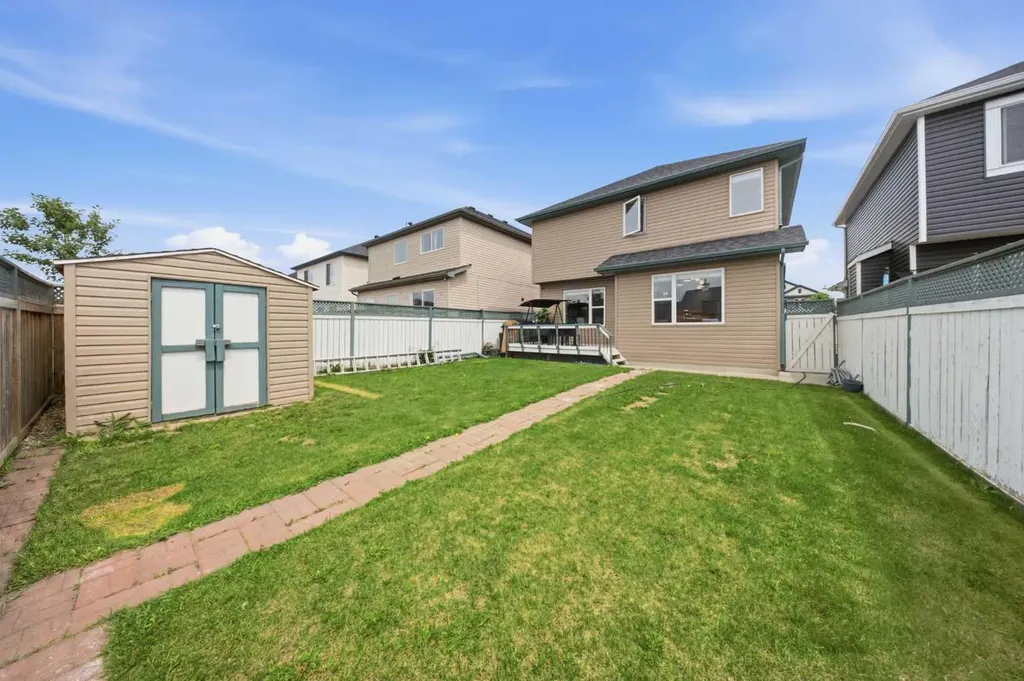 19 Martha's Meadow Close Calgary AB T3J 4N7