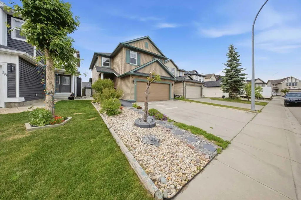 19 Martha's Meadow Close Calgary AB T3J 4N7