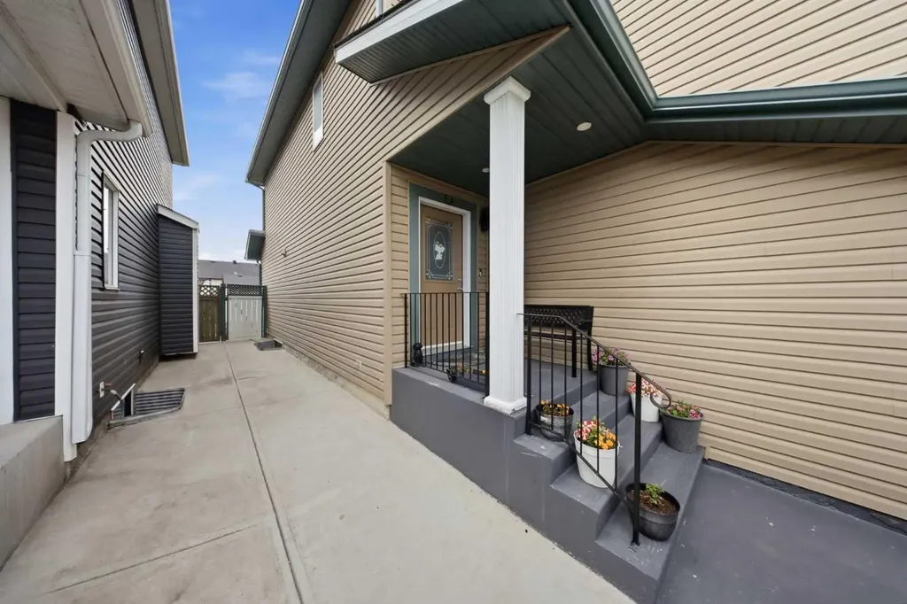 19 Martha's Meadow Close Calgary AB T3J 4N7