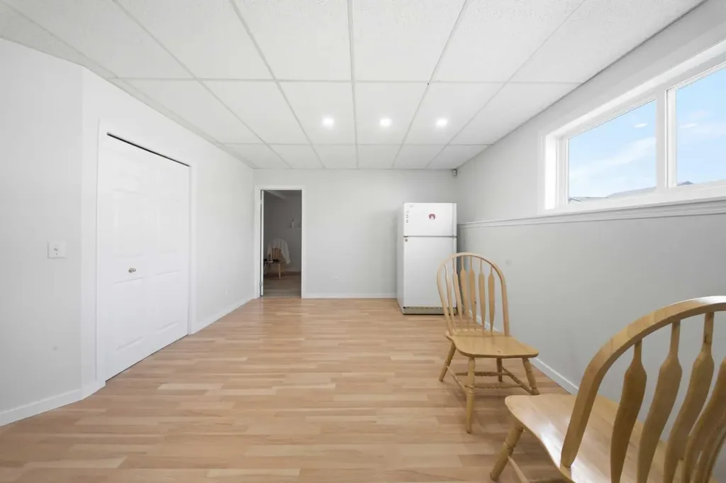 33 Martin Crossing Green NE Calgary AB T3J 3P1