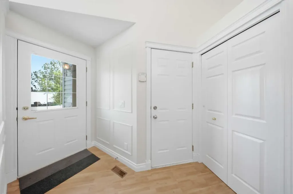 33 Martin Crossing Green NE Calgary AB T3J 3P1